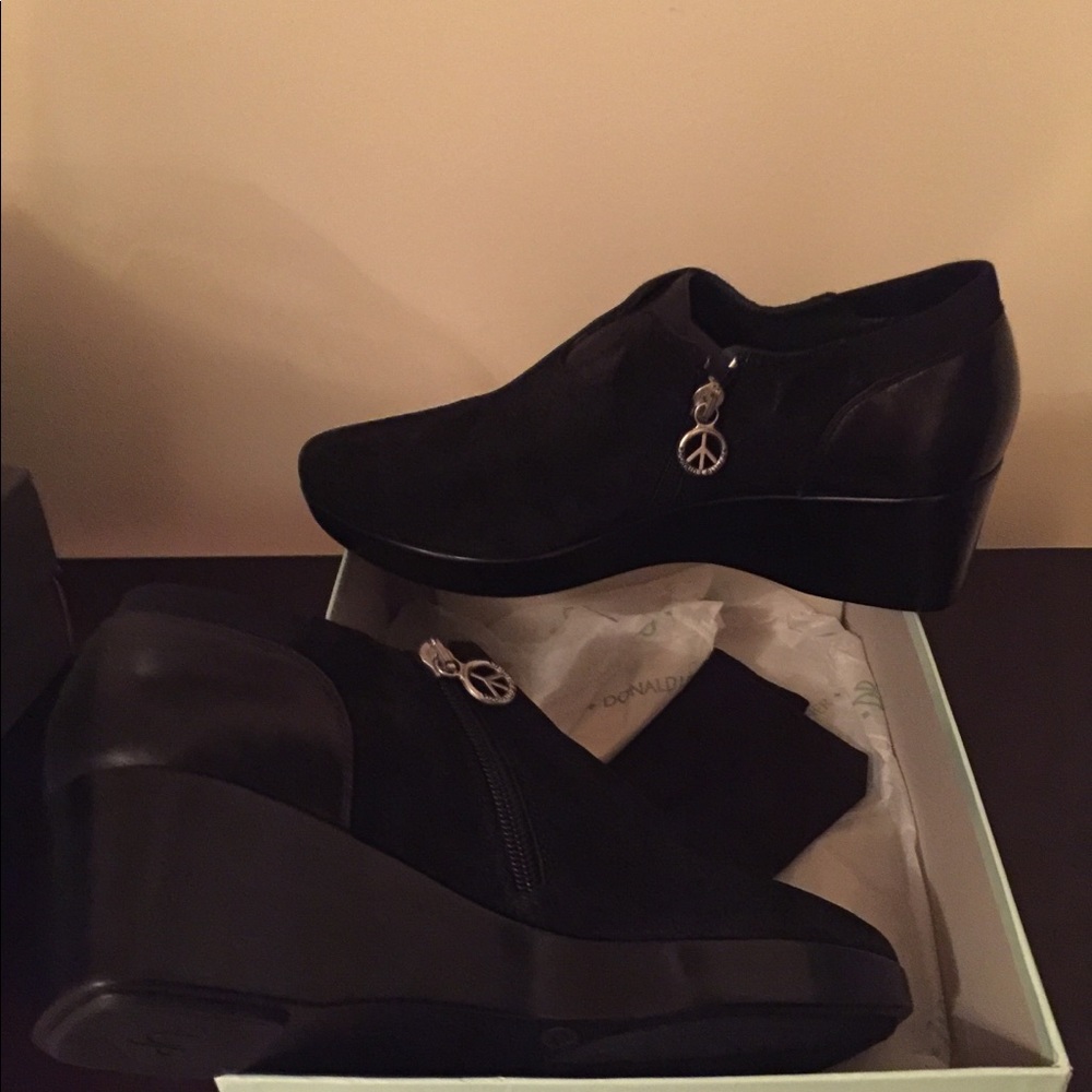 Donald Pliner 100% Leather 1 inch wedge heel shoes with side zipper (NWOT)